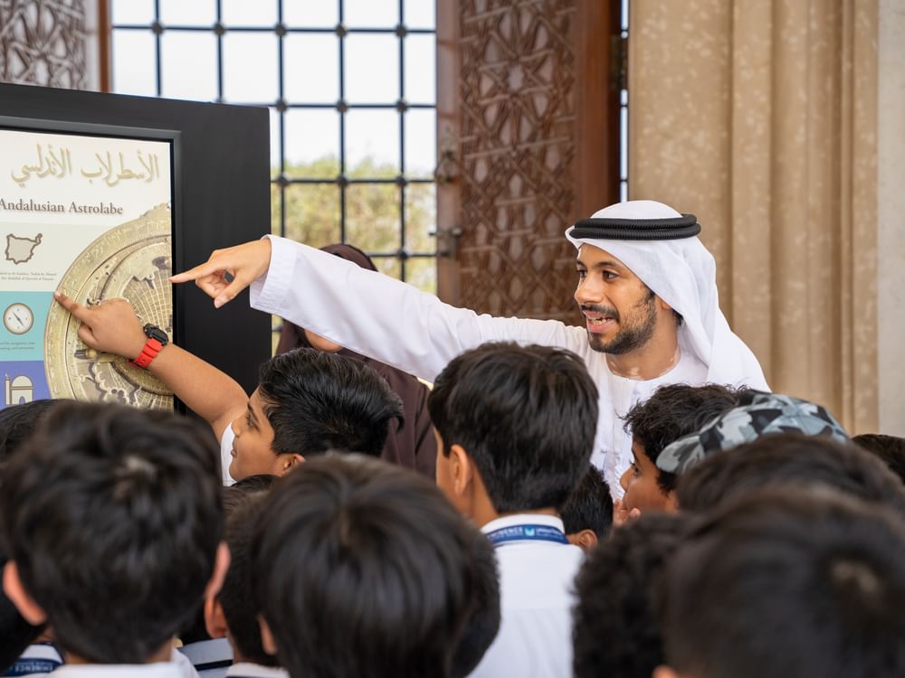 معرض "ملامح فنية" بجامع الشيخ زايد بالفجيرة يجمع الفنون الإسلامية والرؤى الإبداعية المعاصرة