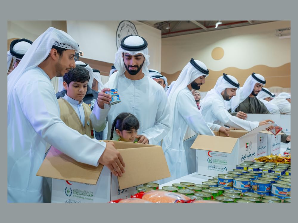 حميد وراشد بن عمار والمتطوعون يشاركون في تجهيز طرود "جسر حميد الجوي" دعما لقطاع غزة