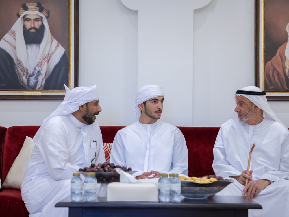 محمد بن راشد بن محمد بن راشد يقدم واجب العزاء في وفاة الطفل حمدان راشد مغير العميمي