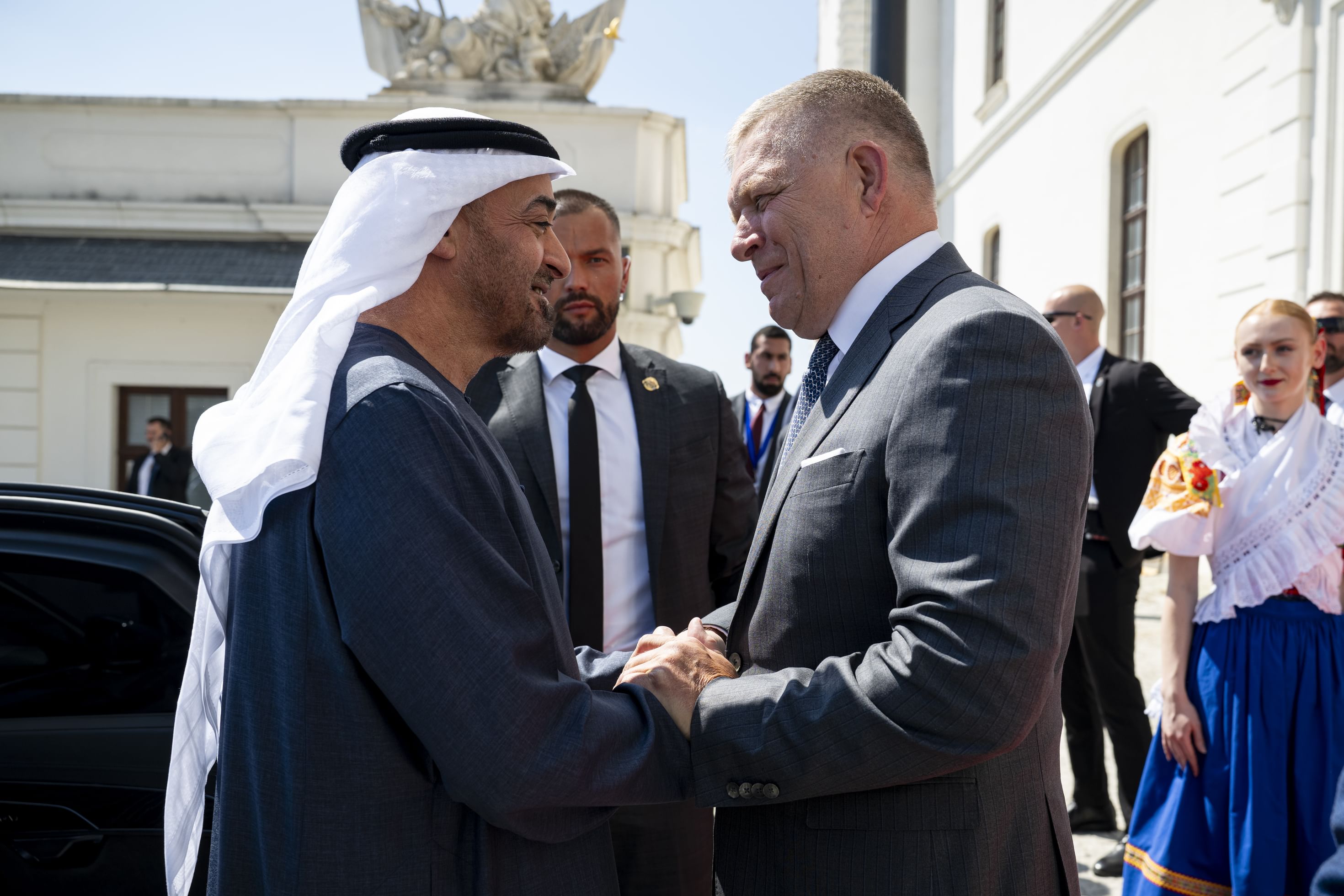 فيكو مستقبلاً بن زايد. (وام)