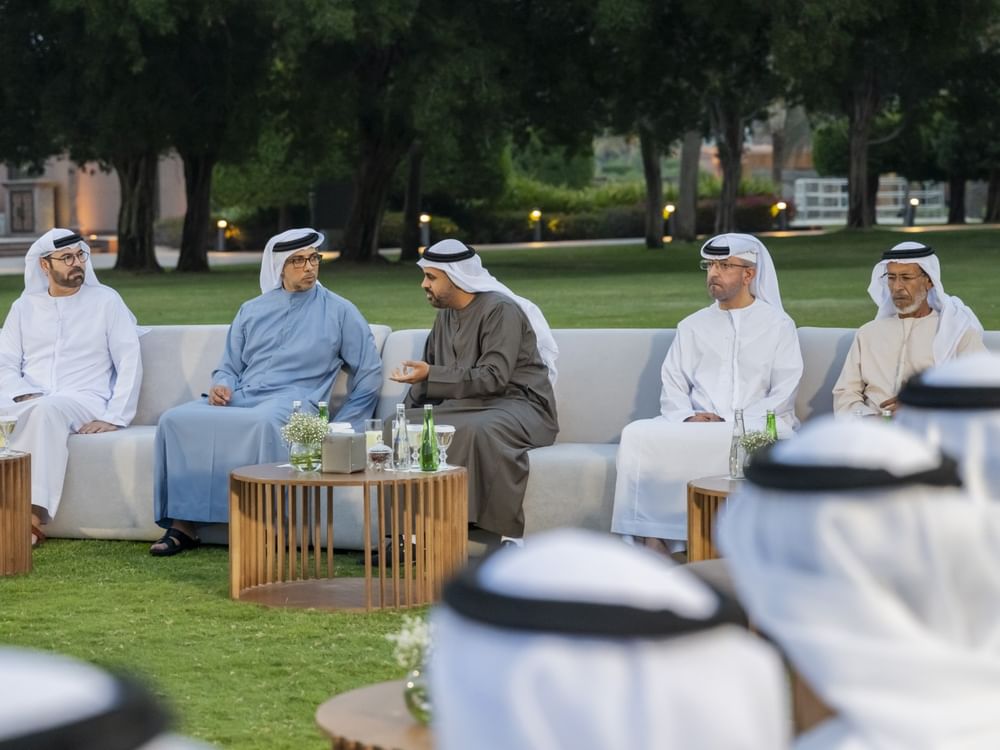 منصور بن زايد يشارك موظفي ديوان الرئاسة الإفطار الرمضاني في قصر الإمارات