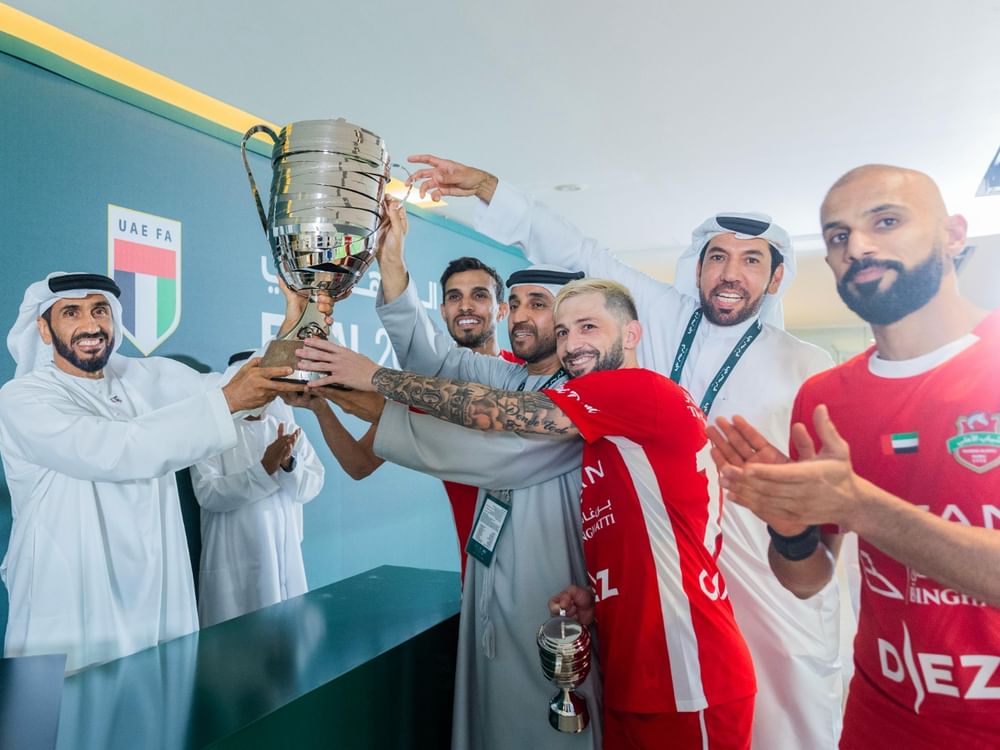 نهيان بن زايد يتوج شباب الأهلي بكأس رئيس الدولة لكرة القدم