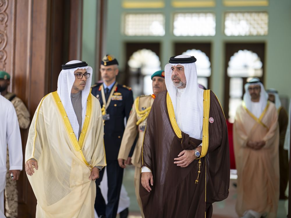 Mansour bin Zayed chega ao Bahrein para participar da 46ª cúpula do Conselho de Cooperação do Golfo
