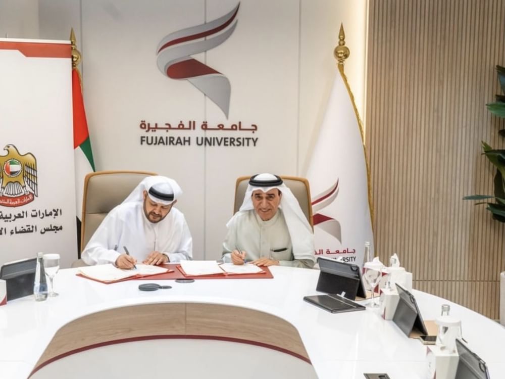 جامعة الفجيرة ومجلس القضاء الاتحادي يوقعان اتفاقية تعاون لتعزيز التأهيل القانوني والتدريب الميداني