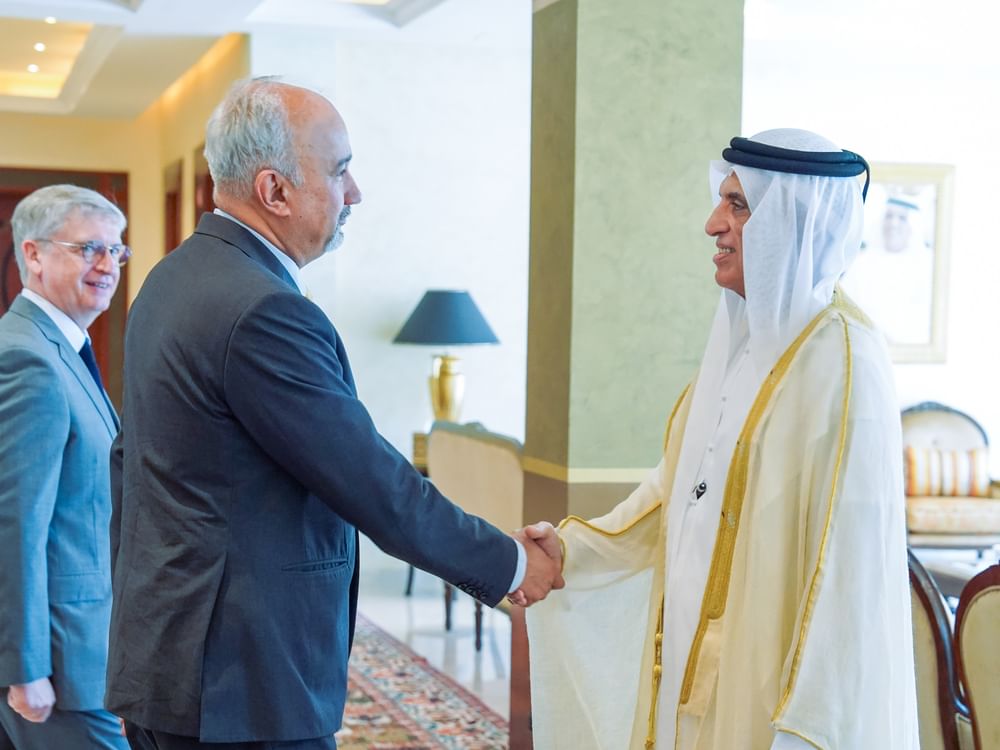 سعود بن صقر يستقبل سفير باكستان