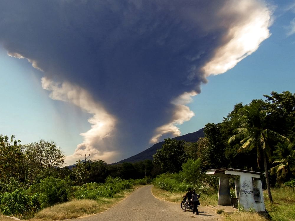 印尼火山喷发致逾20架次航班取消
