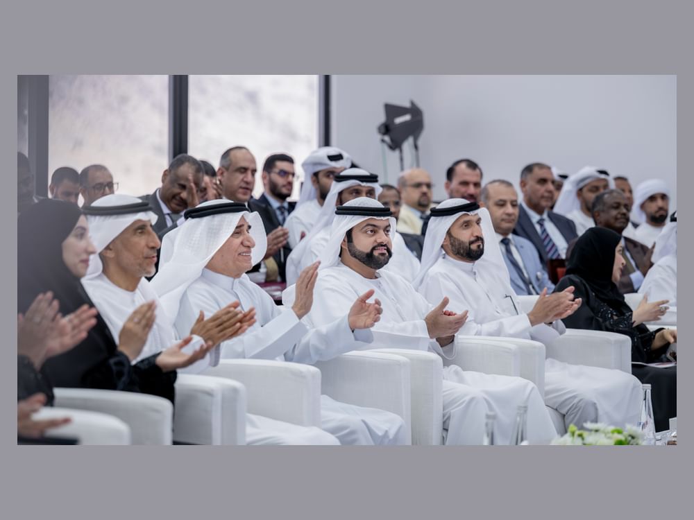 محمد الشرقي يزور جامعة الفجيرة ويطّلع على مشاريع البحث العلمي لطلبتها