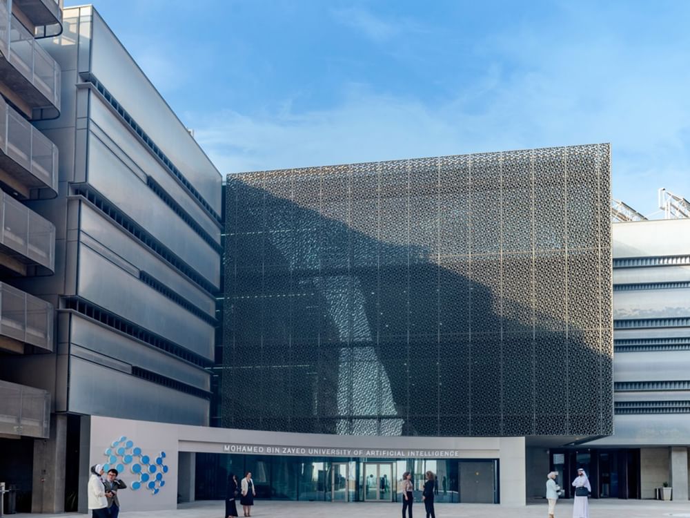 جامعة محمد بن زايد للذكاء الاصطناعي و"الصقر المتحدة" توقعان اتفاقية منحة بحثية