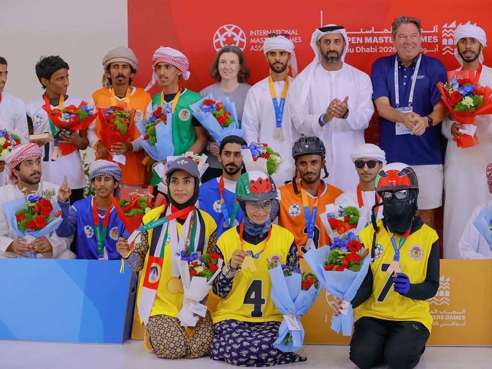 حمدان بن سلطان يتوج الفائزين في"سباق الهجن" بألعاب االماسترز" 