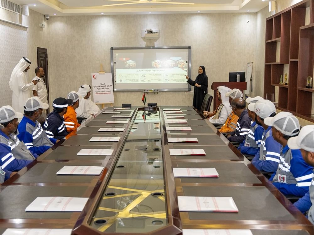بلدية دبا و"الهلال" يطلقان مبادرة “نبع الخير” لتعزيز صحة العمال خلال الصيف
